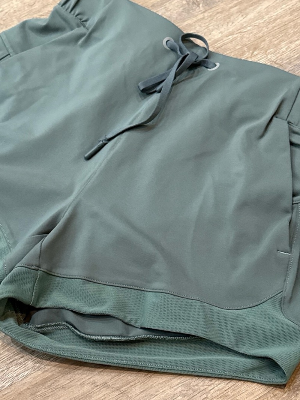 Lululemon Women's Drawstring Active Shorts - Green - Picture 2 of 9